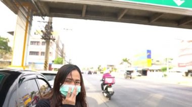 Koronavirüsü korumak için Asyalı gezgin kadın maske takıyor.