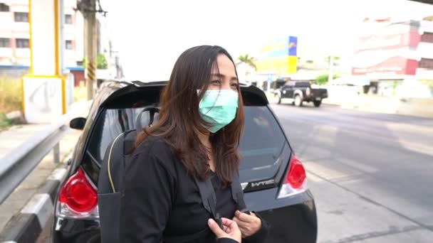 アジアの旅行者の女性は コロナウイルスを保護するためのマスクを着用 — ストック動画