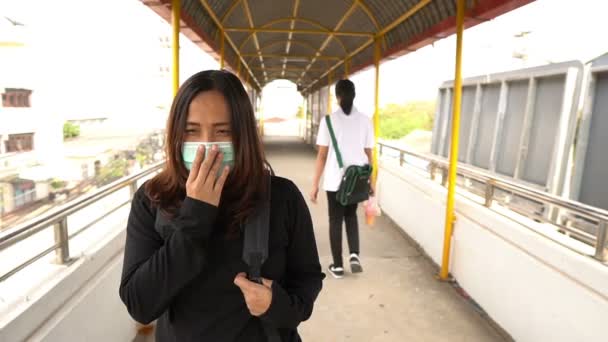 Koronavirüsü Korumak Için Asyalı Gezgin Kadın Maske Takıyor — Stok video