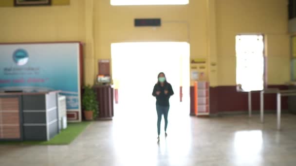 Asiatico Viaggiatore Donna Indossare Maschera Proteggere Coronavirus — Video Stock