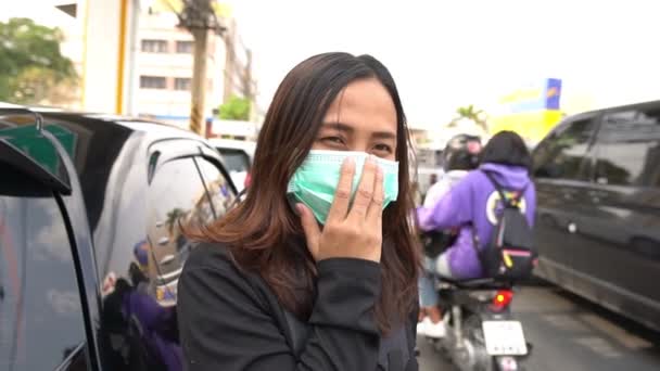코로나 바이러스를 보호하기 마스크를 아시아 여행가 — 비디오