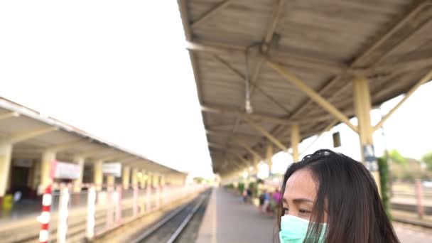 Азійська Мандрівниця Носить Маску Захисту Коронавірусу — стокове відео