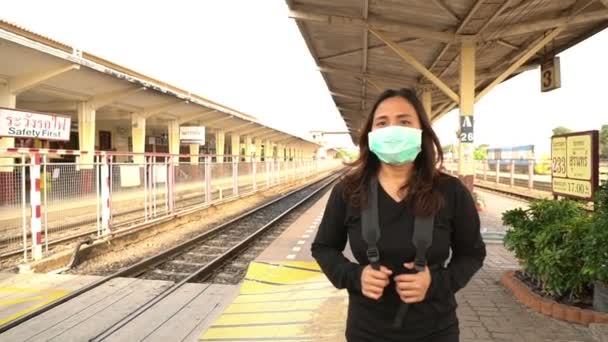 코로나 바이러스를 보호하기 마스크를 아시아 여행가 — 비디오