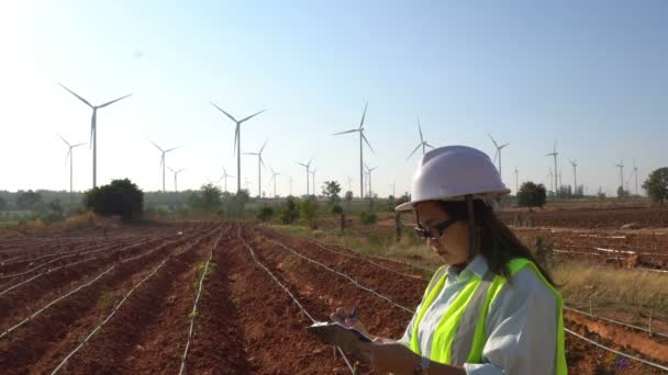 Kvinnlig Ingenjör Som Arbetar Och Håller Rapporten Vindkraftverket Power Generator — Stockvideo