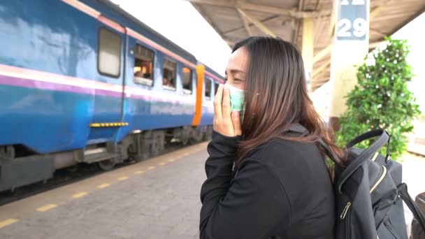 Asiático Viajante Mulher Usar Máscara Para Proteger Coronavírus — Vídeo de Stock