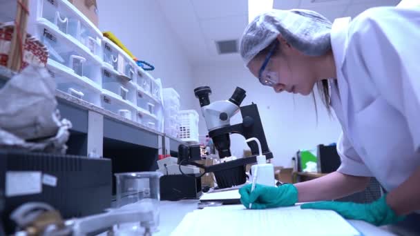 Scientifique Asiatique Travaillant Dans Laboratoire Recherche Pour Trouver Les Résultats — Video