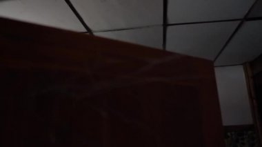 Asyalı kadın portresi, hayalet yüzü, korku sahnesi, korkunç arka plan, Cadılar Bayramı konsepti. 
