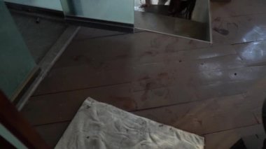 Asyalı kadın portresi, hayalet yüzü, korku sahnesi, korkunç arka plan, Cadılar Bayramı konsepti. 