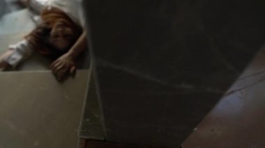 Eski evde öldürülen kadın cesedi, suç kavramı.