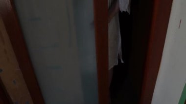 Asyalı kadın portresi, hayalet yüzü, korku sahnesi, korkunç arka plan, Cadılar Bayramı konsepti. 