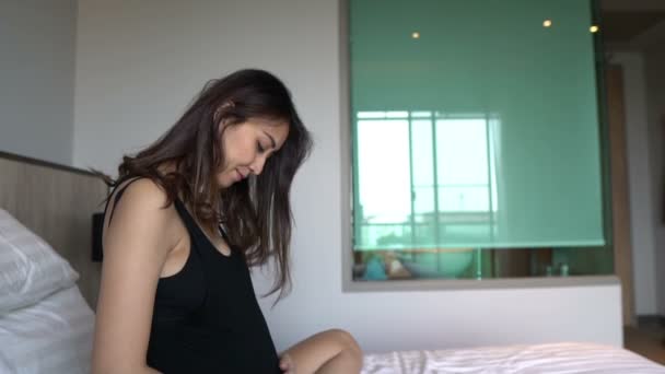 Asyalı Güzel Hamile Kadın Yatak Odasında Poz Veriyor Annelik Konsepti — Stok video