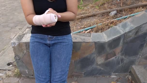 Μια Νεαρή Ασιάτισσα Χέρι Στο Γύψο Λυπάται Τον Εαυτό Της — Αρχείο Βίντεο