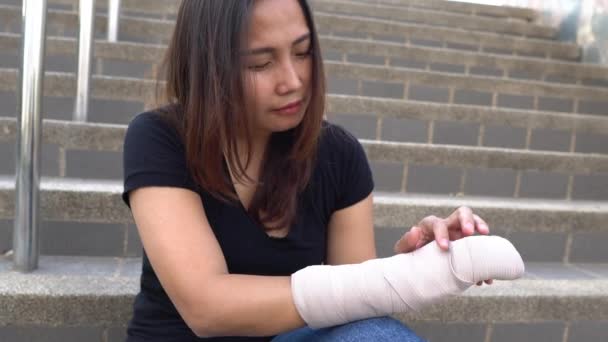 Jong Aziatisch Vrouw Met Hand Een Cast Voelen Medelijden Voor — Stockvideo