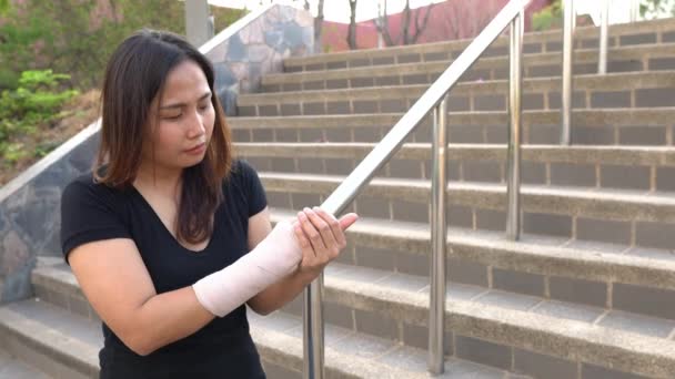 Jong Aziatisch Vrouw Met Hand Een Cast Voelen Medelijden Voor — Stockvideo