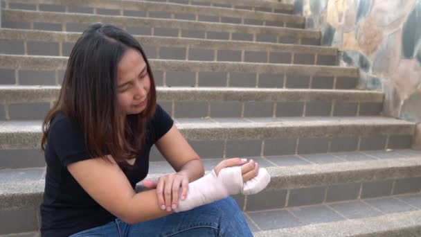 Young Asian Woman Hand Cast Feel Sorry Herself Outdoors — Stock Video