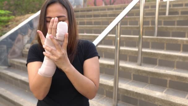 Ung Asiatisk Kvinna Med Hand Gips Tycker Synd Sig Själv — Stockvideo
