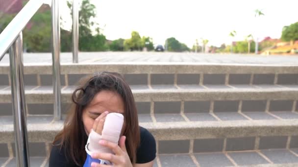 Young Asian Woman Hand Cast Feel Sorry Herself Outdoors — Stock Video