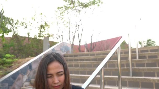 Young Asian Woman Hand Cast Feel Sorry Herself Outdoors — Stock Video