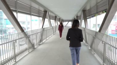 Korunma maskesi takan iki Asyalı iş kadını, koronavirüs konsepti
