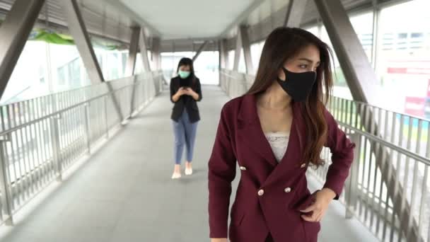 泰国城市的亚洲女商人戴着防护口罩 使用智能手机 — 图库视频影像