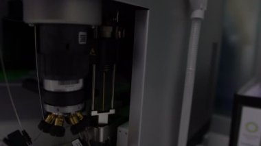 Laboratuvarda çalışan bilim adamları ürünler geliştirmek için deneyler ve araştırmalar yapıyorlar, koronavirüs kavramı.