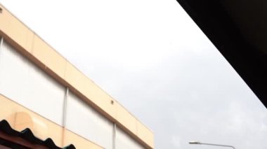 Fırtınanın olduğu gün, sel çağlayan şelale.