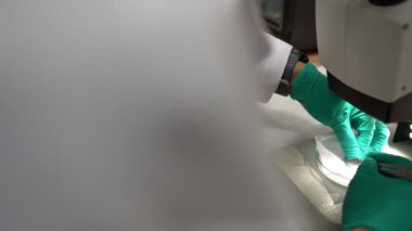 Laboratuvarda çalışan bilim adamları ürünler geliştirmek için deneyler ve araştırmalar yapıyorlar, koronavirüs kavramı.