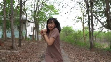 İple bağlanmış Asyalı rehine kadın, kadın kaçırma kavramı.