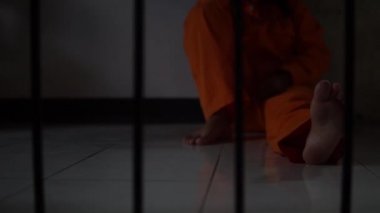 Demir hapishaneyi yakalamak isteyen kadının portresi, mahkum konsepti.