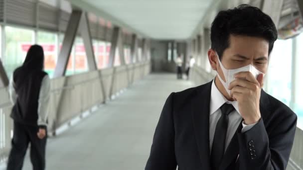 在商务中心咳嗽时戴面具的亚洲人 结肠炎病毒概念 — 图库视频影像