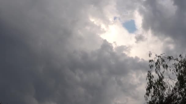 暴风雨前云层在天空中移动的景象 — 图库视频影像