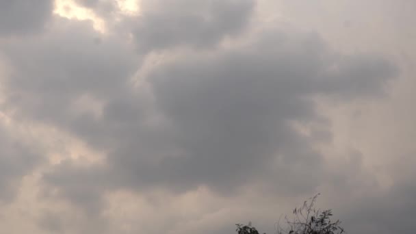vue du mouvement des nuages au ciel avant la tempête