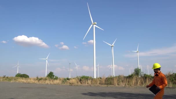 Werktuigkundige Houder Van Het Rapport Bij Windturbinepark Power Generator Station — Stockvideo