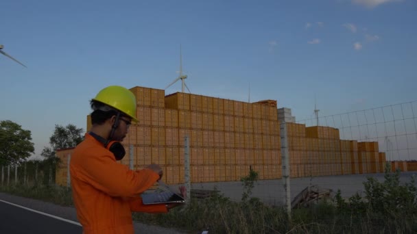 Inżynier Pracujący Trzymający Raport Elektrowni Wiatrowej Górach — Wideo stockowe
