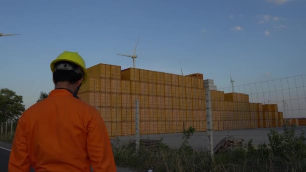 Ingenieur Arbeitet Und Hält Den Bericht Windkraftpark Power Generator Station — Stockvideo