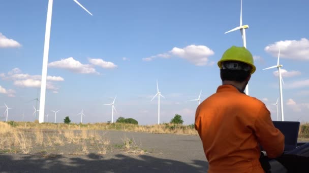 Inżynier Pracujący Trzymający Raport Elektrowni Wiatrowej Górach — Wideo stockowe