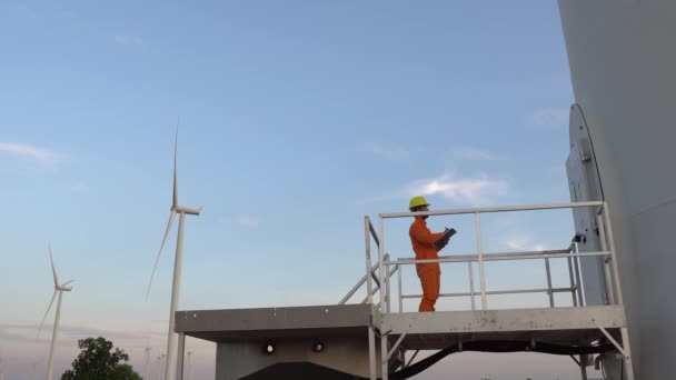 Werktuigkundige Houder Van Het Rapport Bij Windturbinepark Power Generator Station — Stockvideo