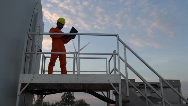 Ingenieur Arbeitet Und Hält Den Bericht Windkraftpark Power Generator Station — Stockvideo