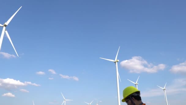 Ingénieur Travaillant Tenant Rapport Parc Éoliennes Centrale Électrique Sur Montagne — Video