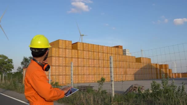 Ingenieur Arbeitet Und Hält Den Bericht Windkraftpark Power Generator Station — Stockvideo