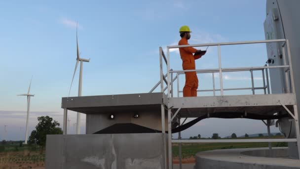 Mérnök Dolgozik Tartja Jelentést Szélturbinás Gazdaság Power Generator Station Hegyi — Stock videók