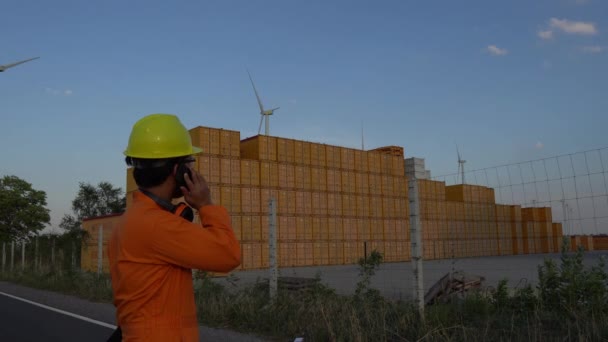 Ingenieur Arbeitet Und Hält Den Bericht Windkraftpark Power Generator Station — Stockvideo