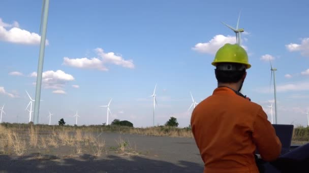 Ingeniero Que Trabaja Sostiene Informe Parque Eólico Power Generator Station — Vídeo de stock