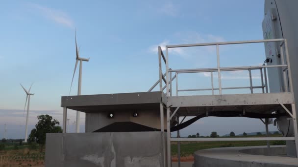 Inženýr Pracuje Drží Zprávu Větrné Turbíny Farma Power Generator Station — Stock video