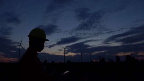 Ingegnere Che Lavora Tiene Rapporto Presso Centrale Eolica Power Generator — Video Stock