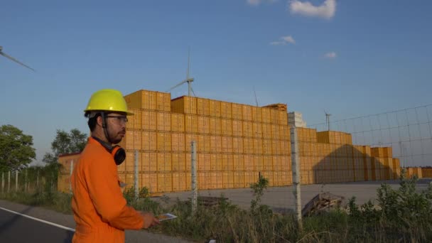 Engenheiro Trabalhando Segurando Relatório Parque Turbinas Eólicas Power Generator Station — Vídeo de Stock