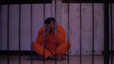 Demir hapishaneyi yakalamak için çırpınan bir adamın portresi, esir konsepti.