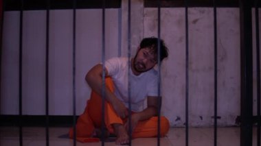 Demir hapishaneyi yakalamak için çırpınan bir adamın portresi, esir konsepti.