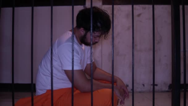 Ritratto Uomo Alla Disperata Ricerca Della Prigione Ferro Concetto Prigioniero — Video Stock