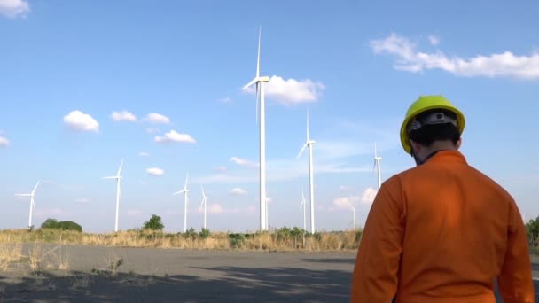 Інженер Працює Тримає Доповідь Вітровій Турбіні Електрогенератор Станції Горі — стокове відео